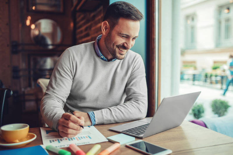 Marketer working from cafe